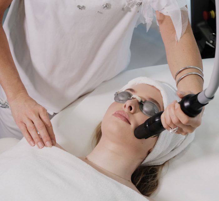 Žena podstupujúca laserový zákrok na tvári, prostredníctvom laseru Red Touch Pro